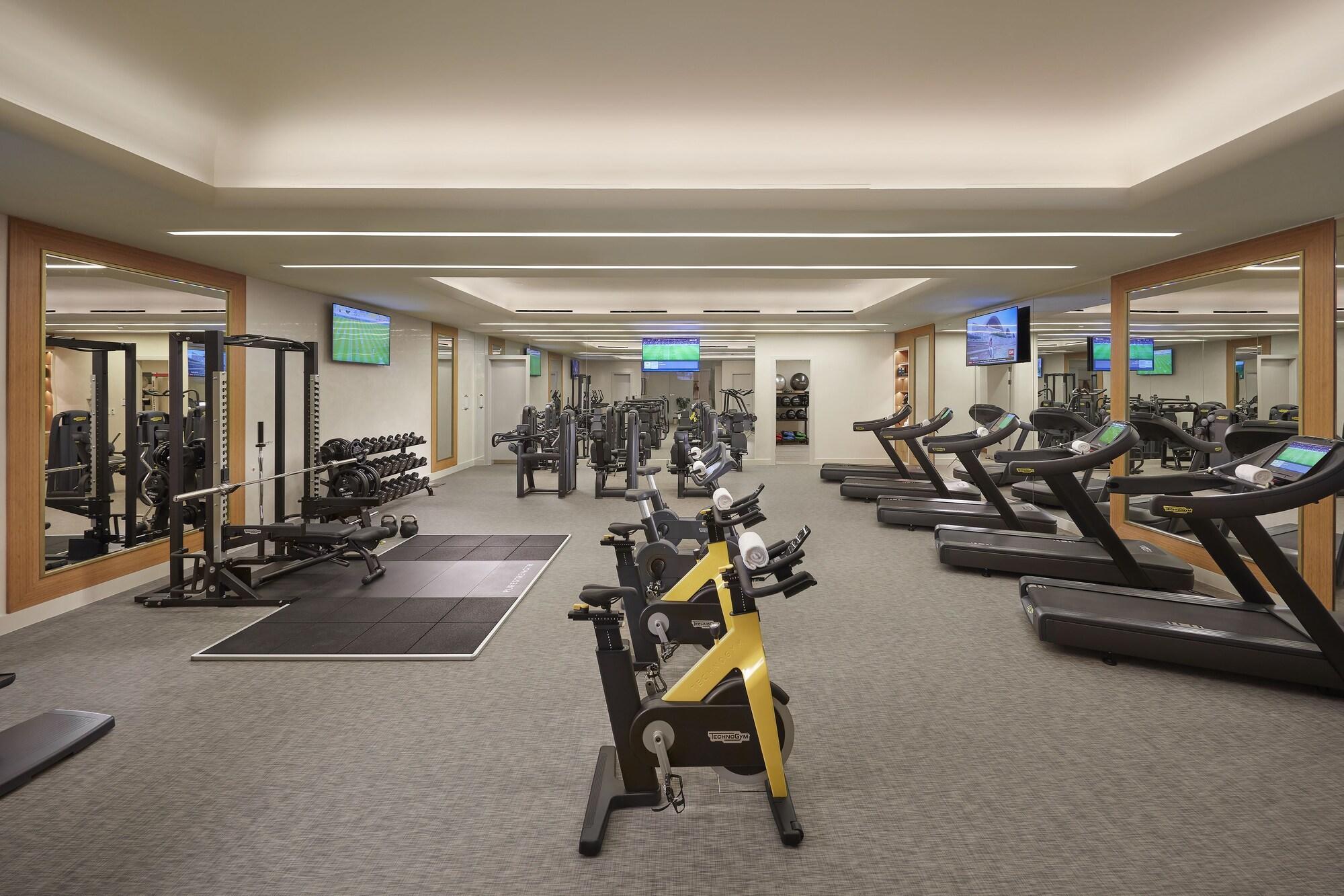 Отель Mandarin Oriental, Доха Экстерьер фото The gym at The Standard East Village