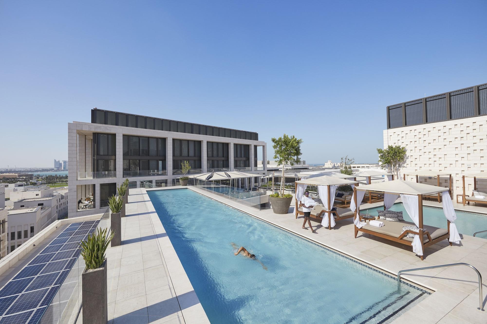Отель Mandarin Oriental, Доха Экстерьер фото The swimming pool at the top of the hotel