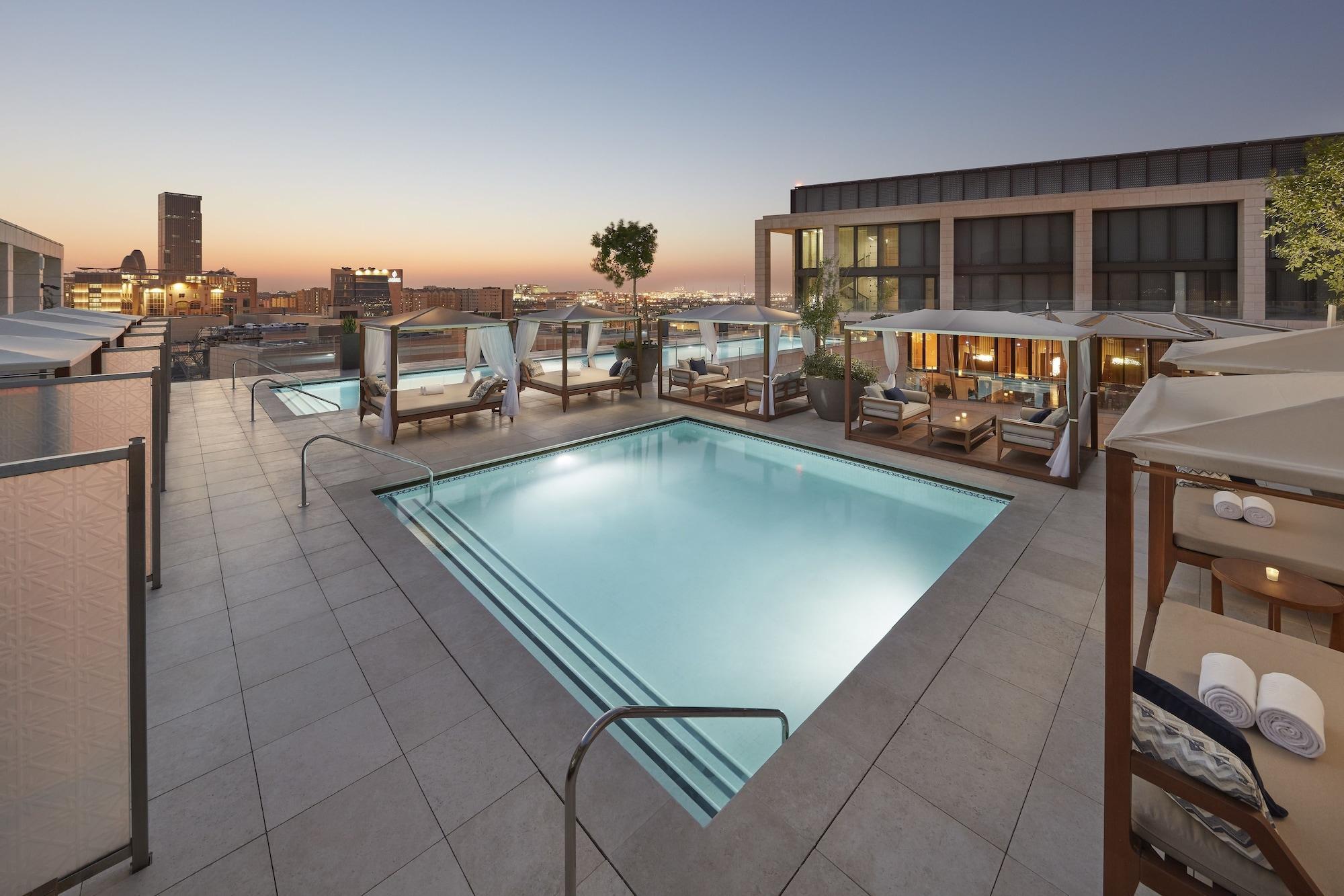 Отель Mandarin Oriental, Доха Экстерьер фото The rooftop pool at the Four Seasons Hotel