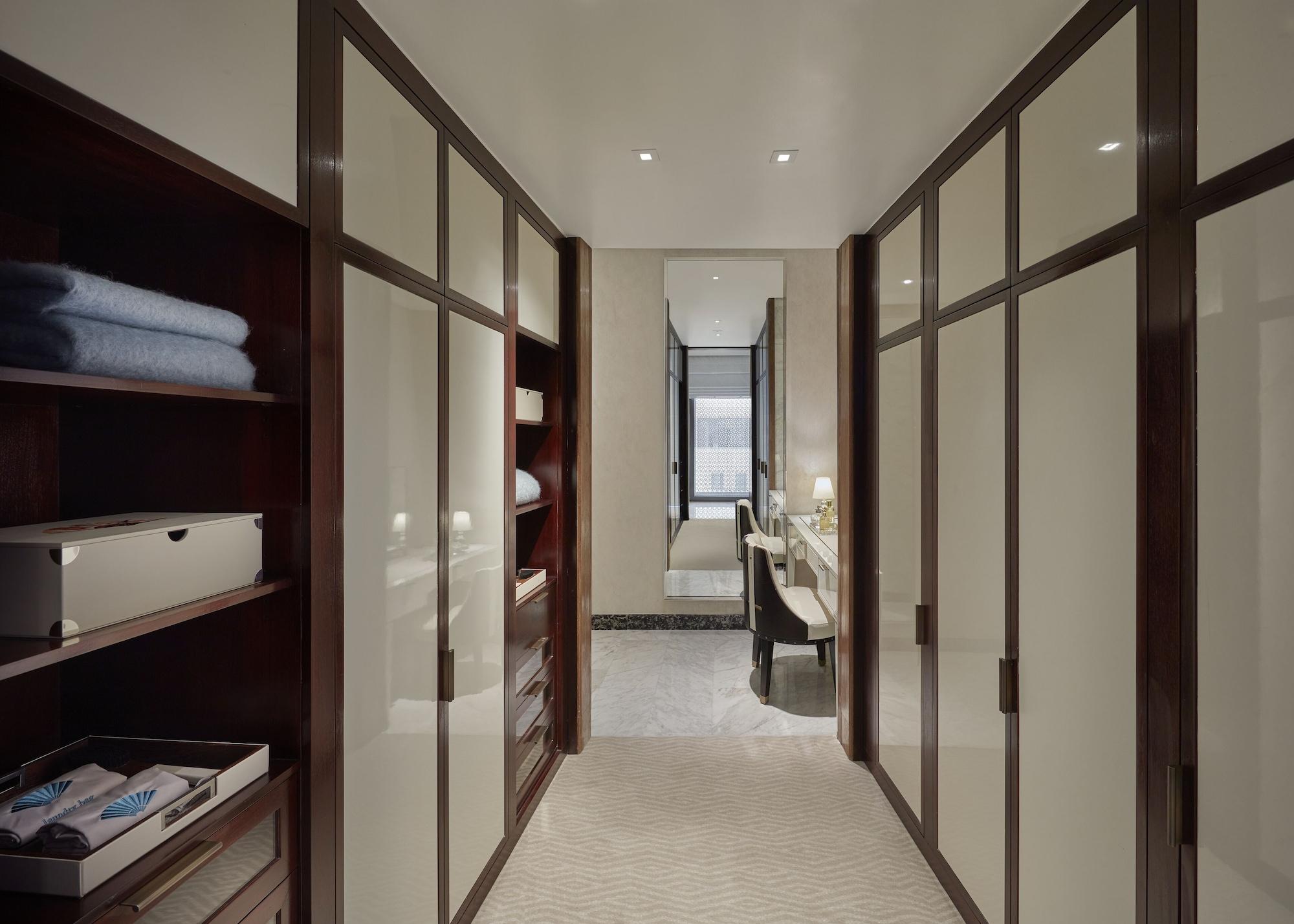 Отель Mandarin Oriental, Доха Экстерьер фото A walk-in closet