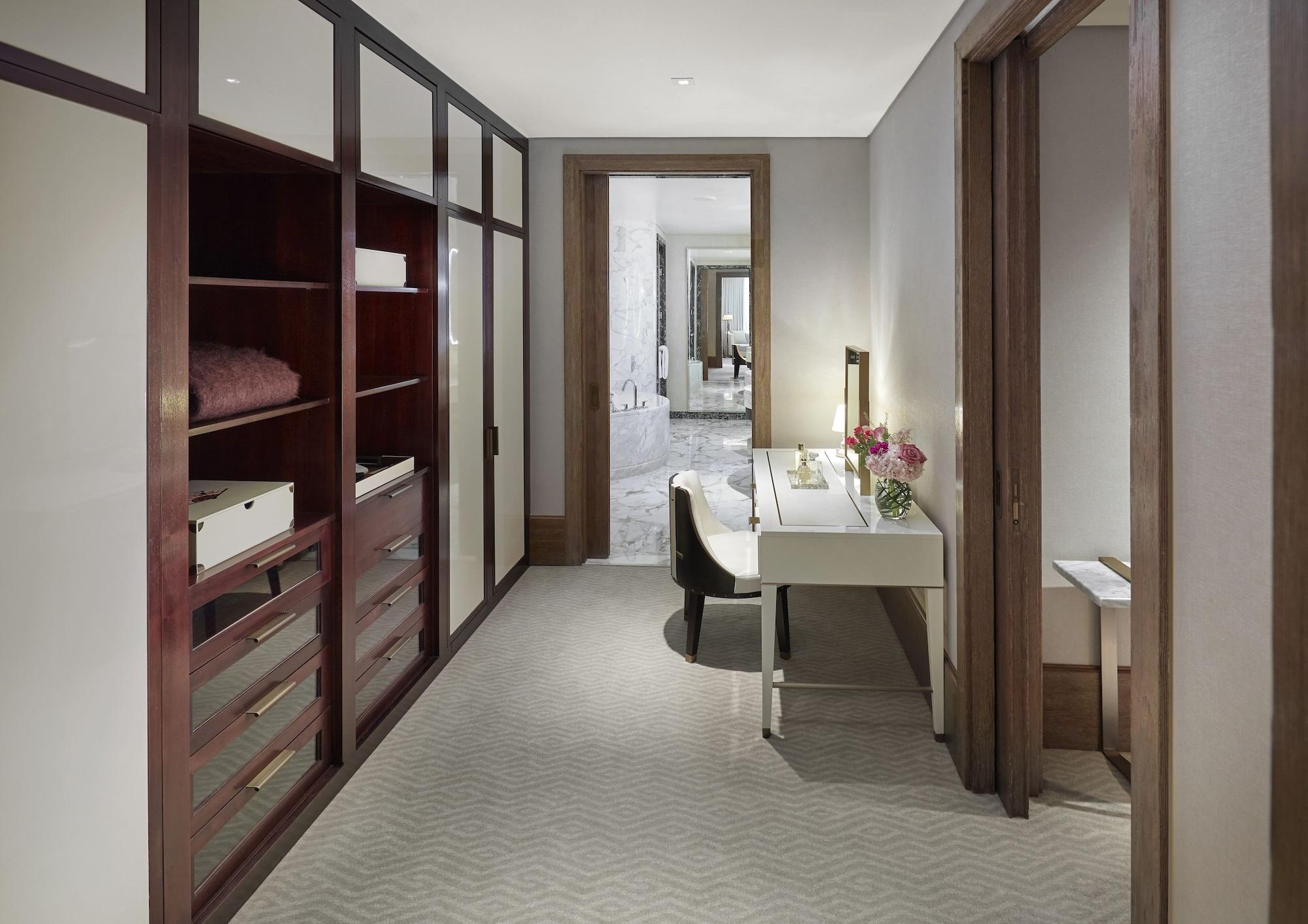 Отель Mandarin Oriental, Доха Экстерьер фото A walk-in closet
