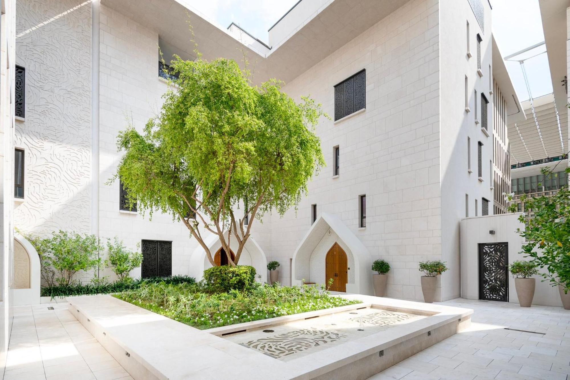 Отель Mandarin Oriental, Доха Экстерьер фото The courtyard of the new building