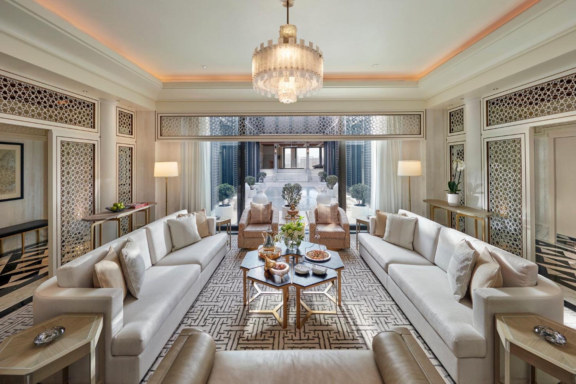Отель Mandarin Oriental, Доха Экстерьер фото The living room of a suite at the Ritz-Carlton, DIFC