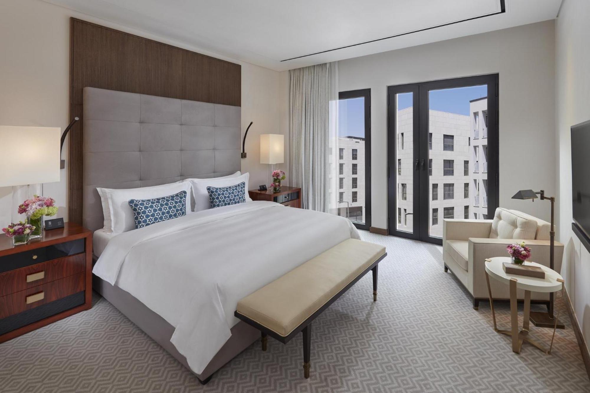 Отель Mandarin Oriental, Доха Экстерьер фото A guest room at the Four Seasons Hotel