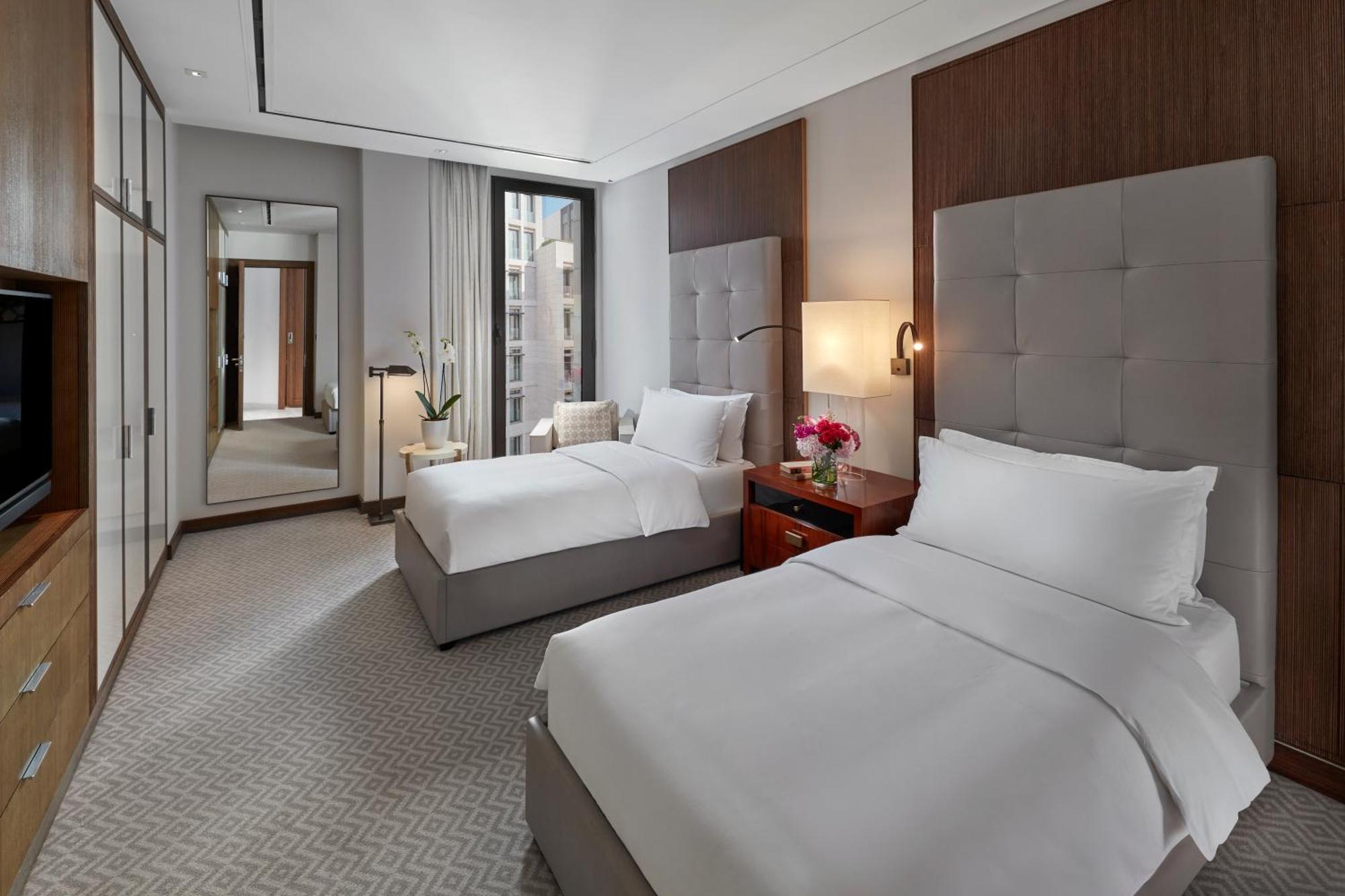 Отель Mandarin Oriental, Доха Экстерьер фото A guest room at the hotel