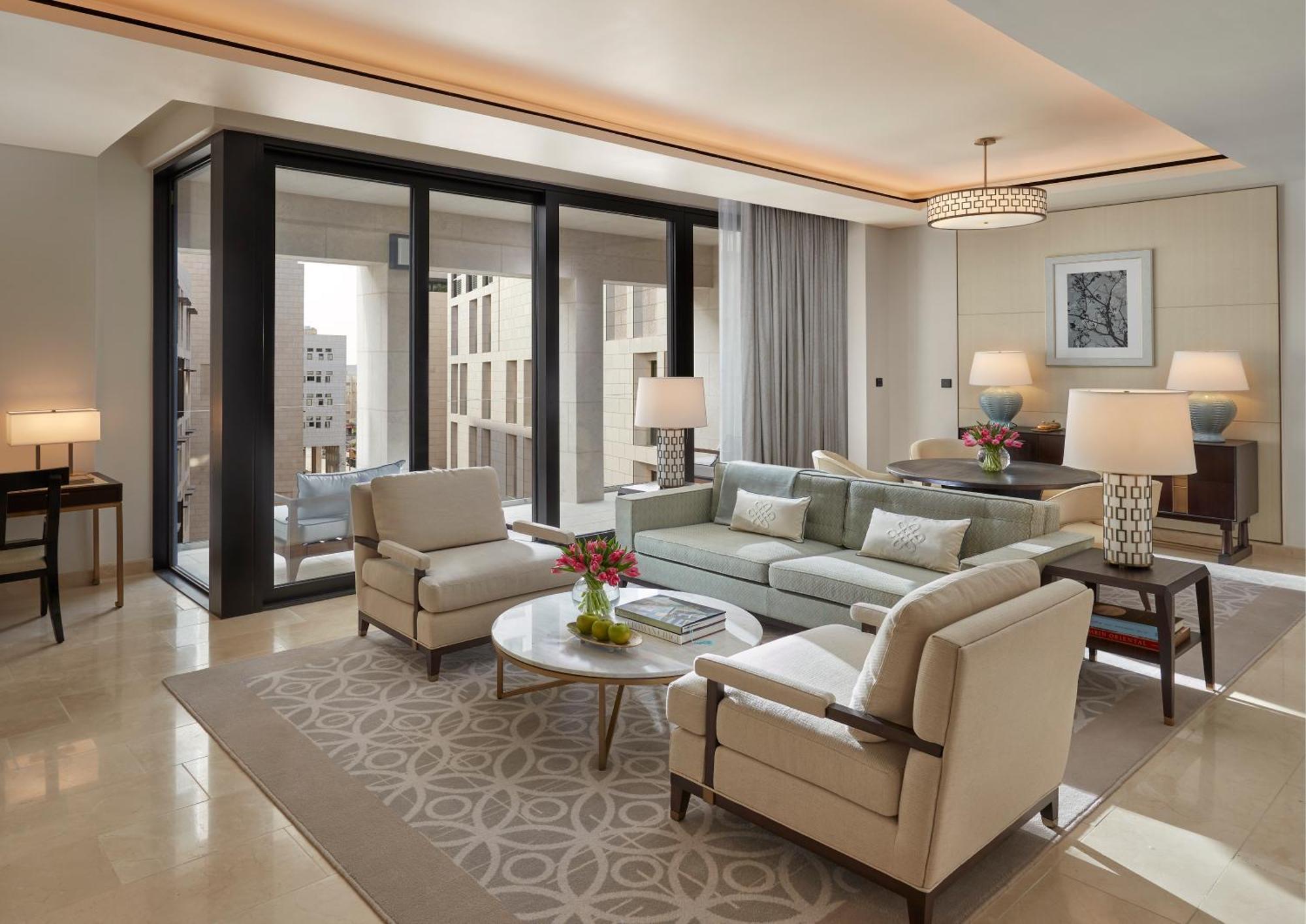 Отель Mandarin Oriental, Доха Экстерьер фото A living room at the Ritz-Carlton, DIFC