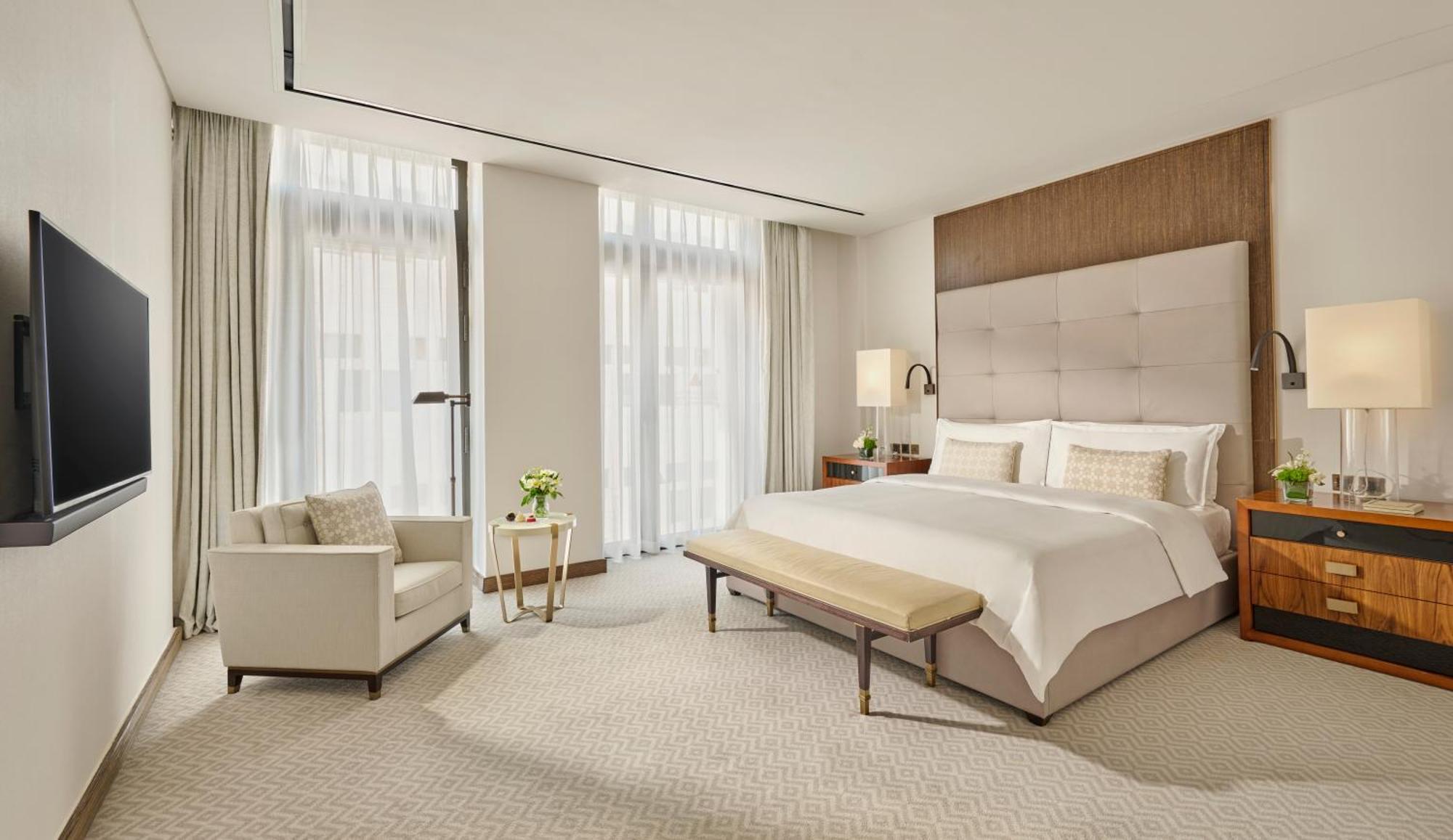 Отель Mandarin Oriental, Доха Экстерьер фото A bedroom at The Hari