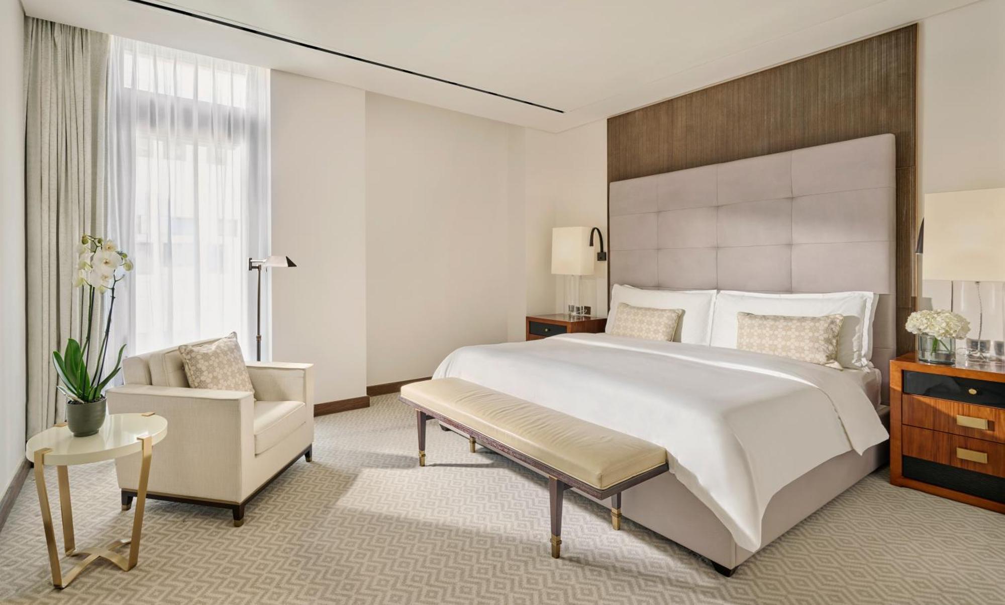 Отель Mandarin Oriental, Доха Экстерьер фото A bedroom at The Ritz-Carlton, Boston
